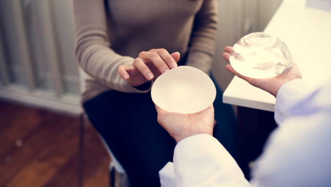 Des implants mammaire anatomiques ou ronds